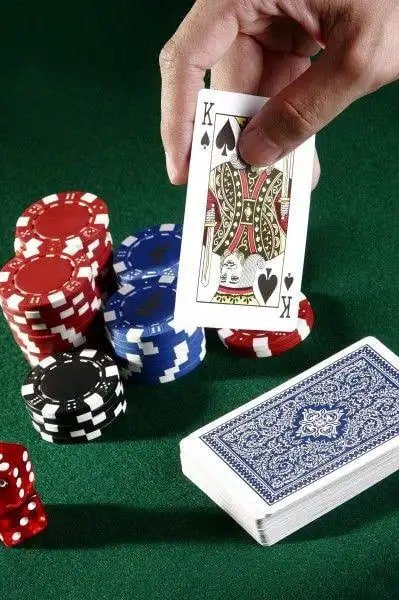 Bangladesh mobile user reading mcwbn Teen Patti guide with safety reminders